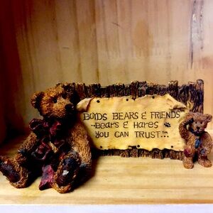 Boyd’s Bears and Friends Greenville and Neville the sign